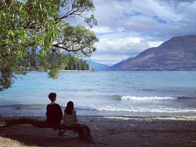 在学校的时候，当你回头看他，他是不是也在看你？