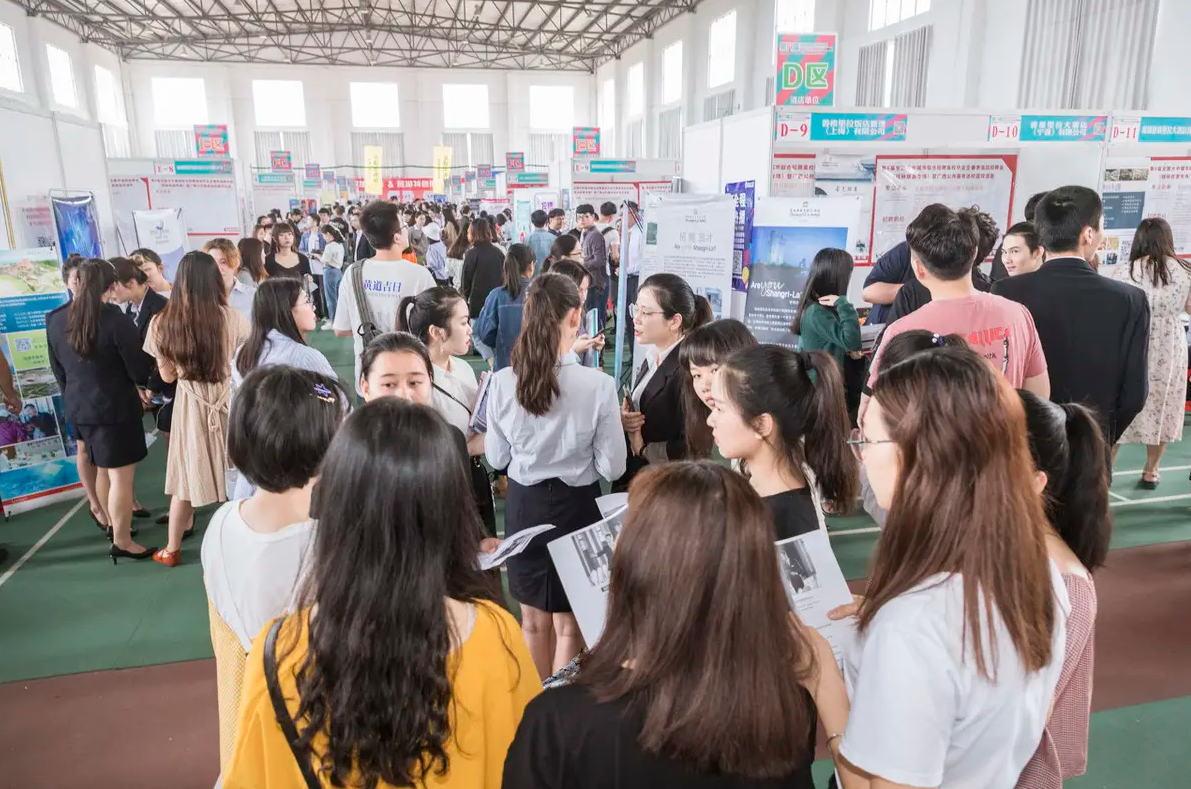 上海本科生晒“收入”，金额一言难尽，难怪那么多人想离开上海