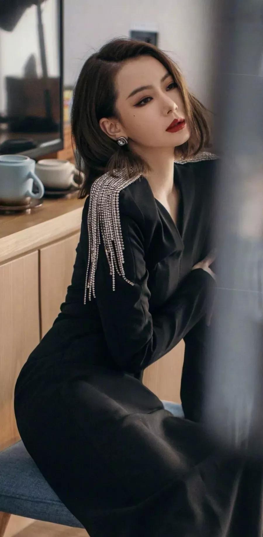 戚薇：气质独特，妩媚动人，魅力十足