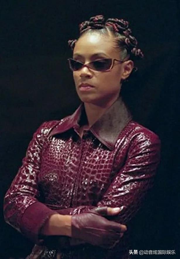 《黑客帝国》第一部上映23年后，演员们现在在哪里