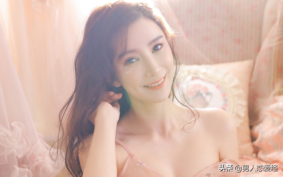 女生动心时的微妙表现：如何从细节判断她是否对你有好感