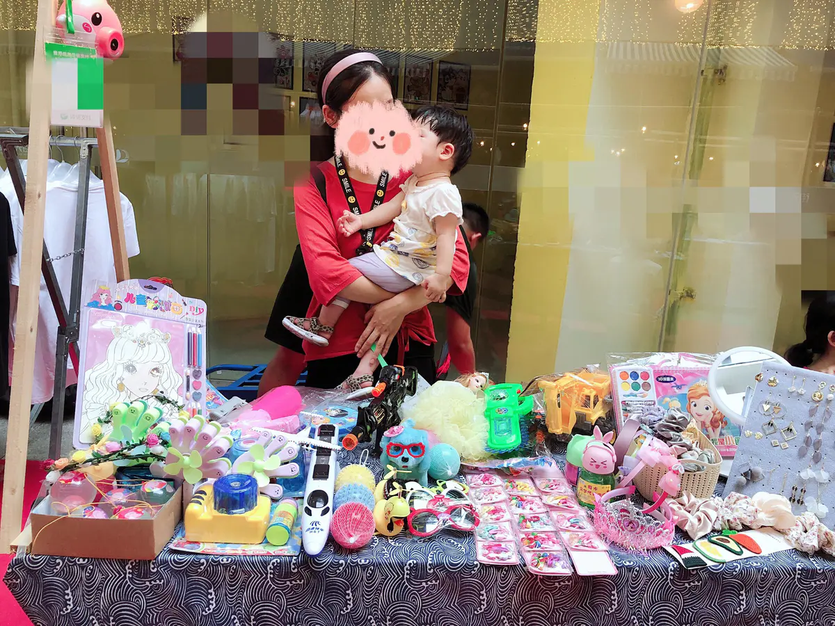 90后小姐姐带着孩子参加商场市集摆摊，太难了