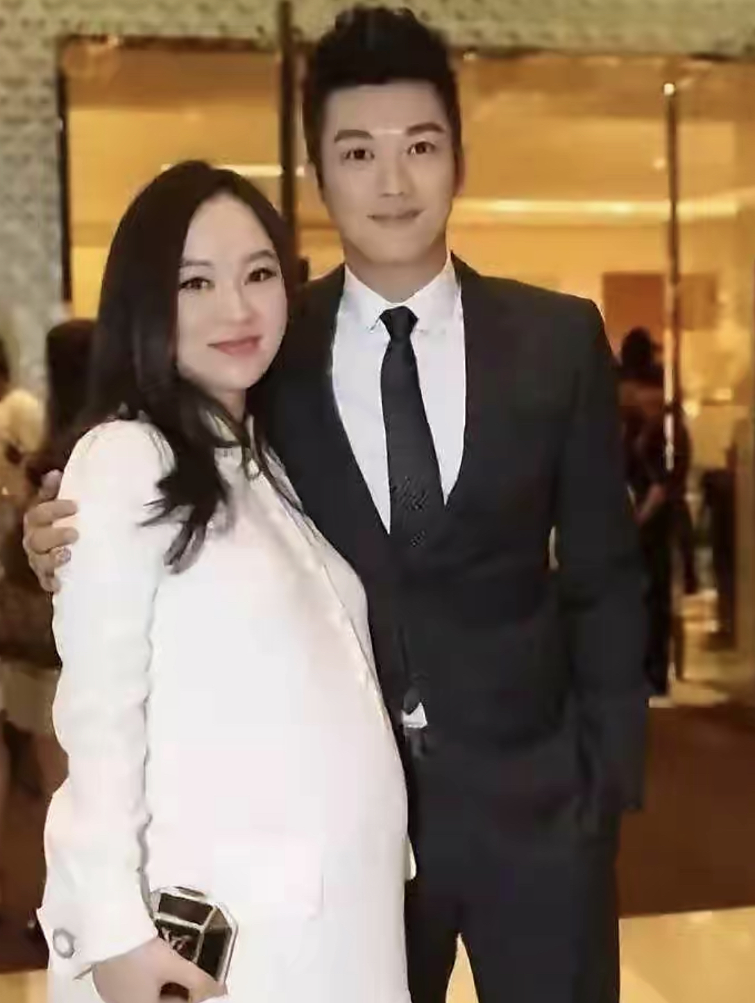 新剧遭换角、高龄拼四胎、肚皮都是针眼...女星怀孕各有各的心酸