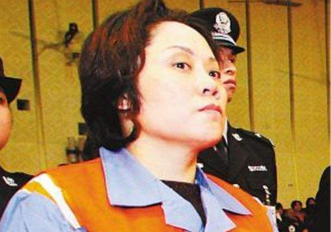 2009年，“重庆谢姐”被判18年罚金102万，曾包养16名小鲜肉玩乐