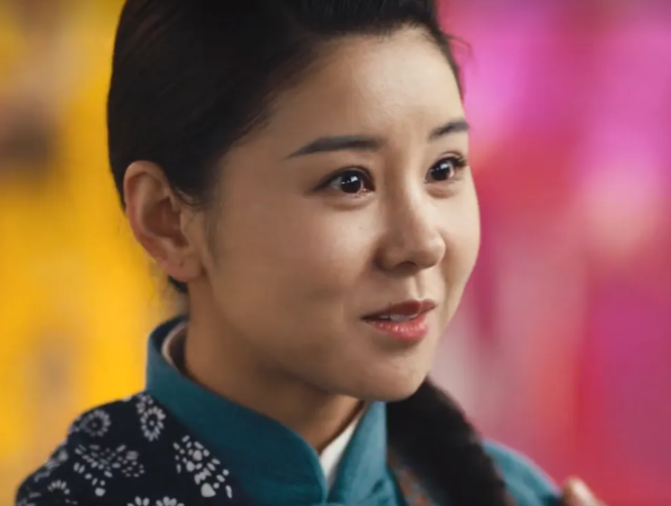 李小萌产后半年瘦一圈！拎6万元包凹造型，领口大敞秀出精致锁骨