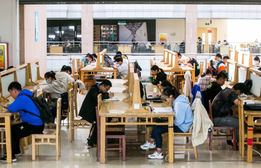 北大食堂出现“站饭文化”，在校生出面解释，难怪韦神喜欢吃馒头