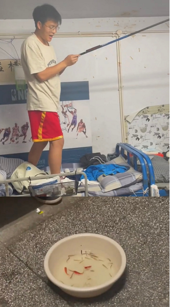 南京一高校女寝团队，制作“寝室大片”火了，网友：果然是大制作