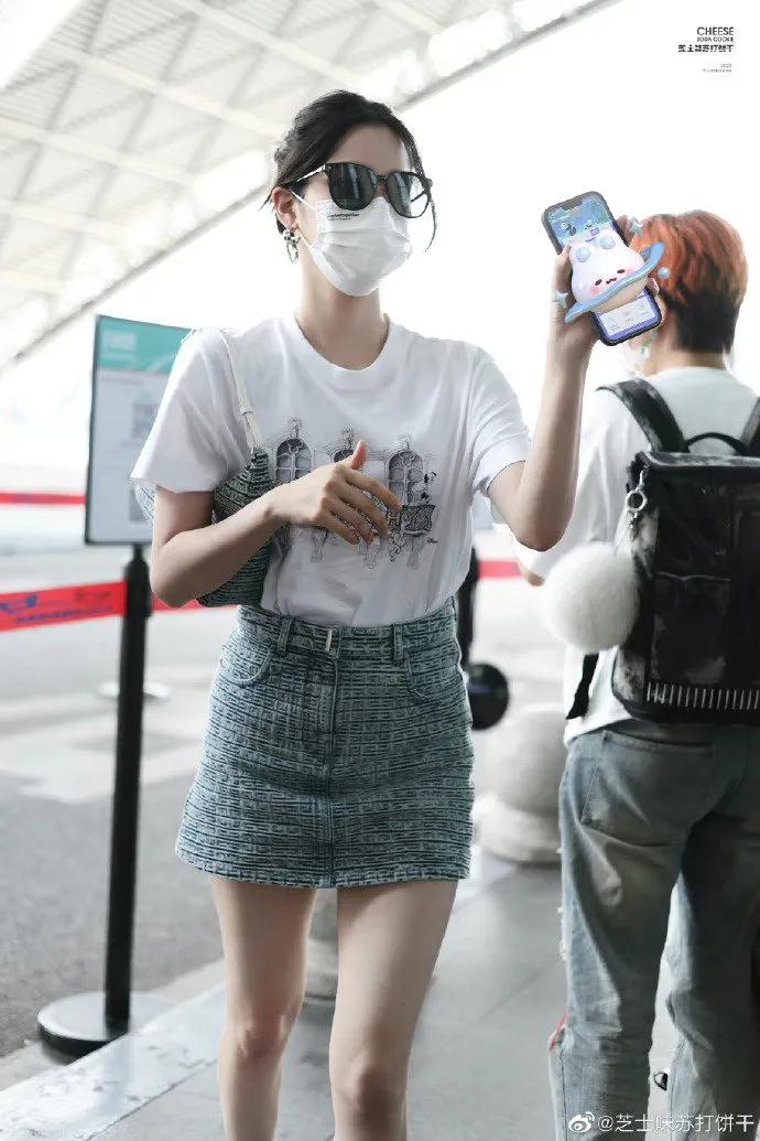 欧阳娜娜近日的机场私服解析，清爽简约又甜酷宜夏！​​​