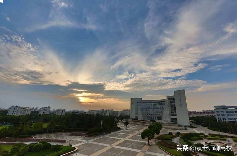 这所大学校名非常霸气，很多人以为在上海，多年来一直二本招生
