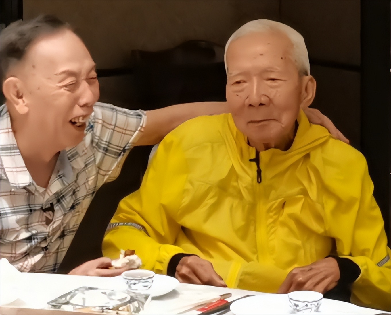 两位相声大师罕同框！85岁黄俊英精神好，87岁杨达坐轮椅行动不便