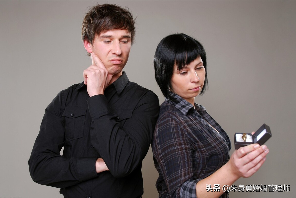 男人总是打压贬低自己的老婆，因为老婆不够好吗？根源有两个方面