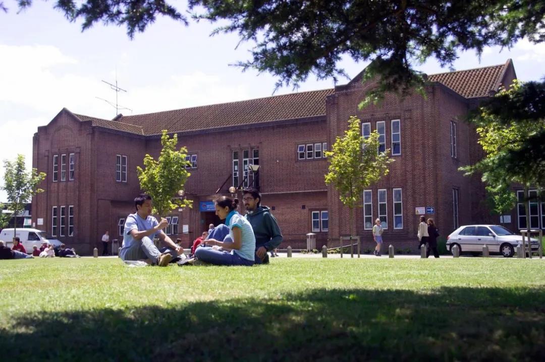 英国留学本硕连读费用是多少？