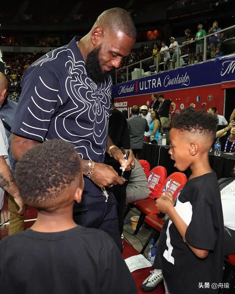 为什么nba看不到篮网和湖人(NBA晚报：詹皇与湖人意见相左，和威少观赛无交流，欧文交易暂停)