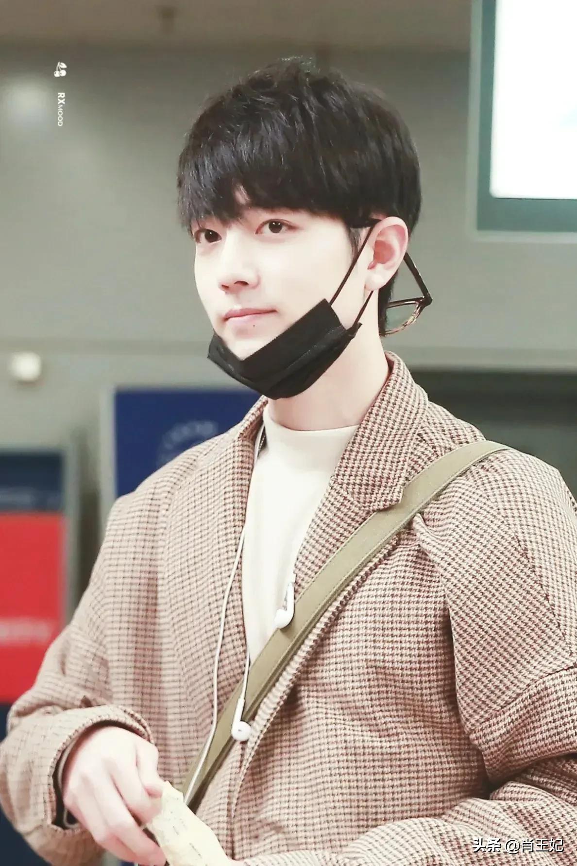 桃桃的一组生图,肖战的眼睛真好看,灵气逼人鲜花与少年绝配