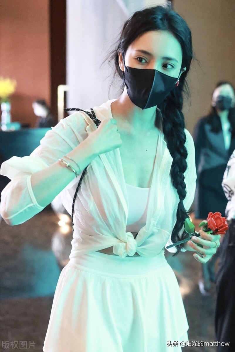 街拍：王紫璇肩挎手机斜扎麻花辫如邻家小妹