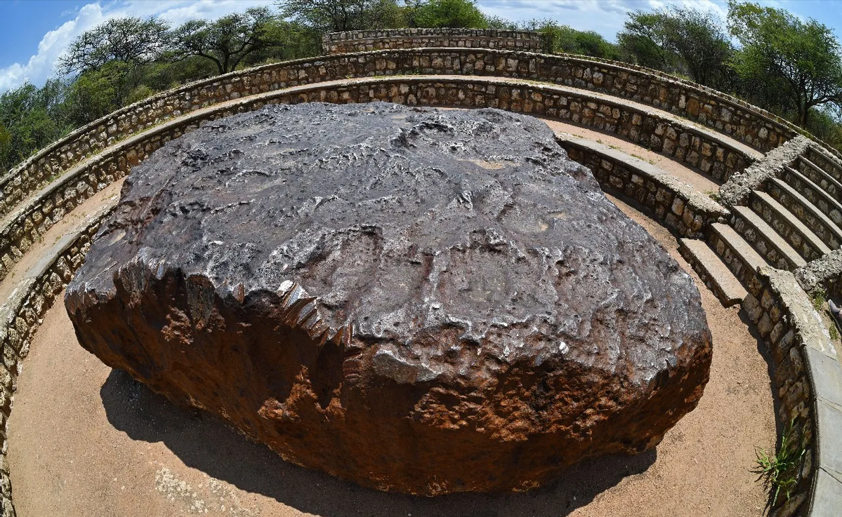 世界上最大的陨石重60吨,已在地球待了80000年,价值6000亿以上