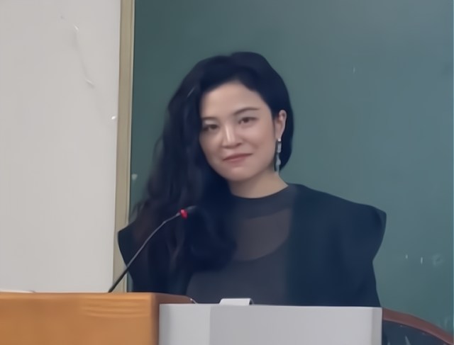 成都一高校美女老师走红，人美心善气质佳，网友：行走的招生简章