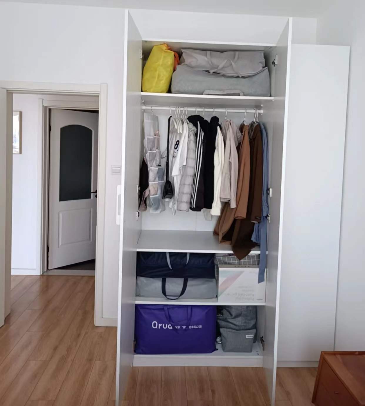 不吊顶不跟风，95后小两口9万元装65㎡两居室，网友：好精致