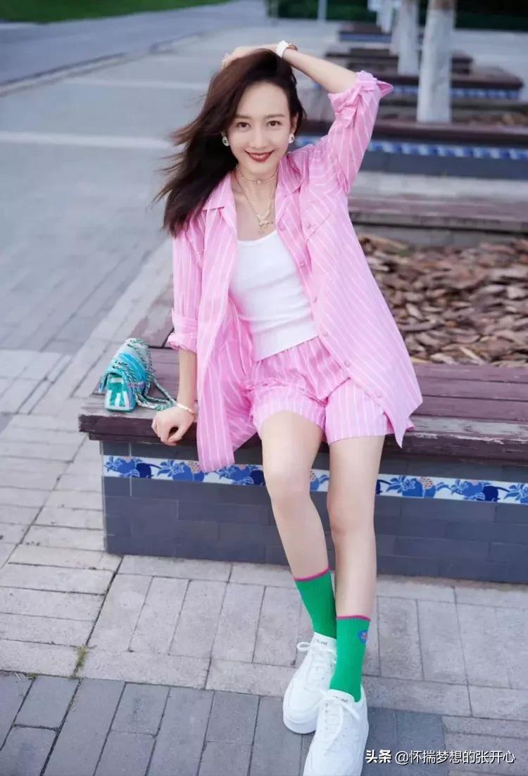 王鸥这么穿太显嫩了，粉色套装活泼清新，白鞋绿袜少女感十足