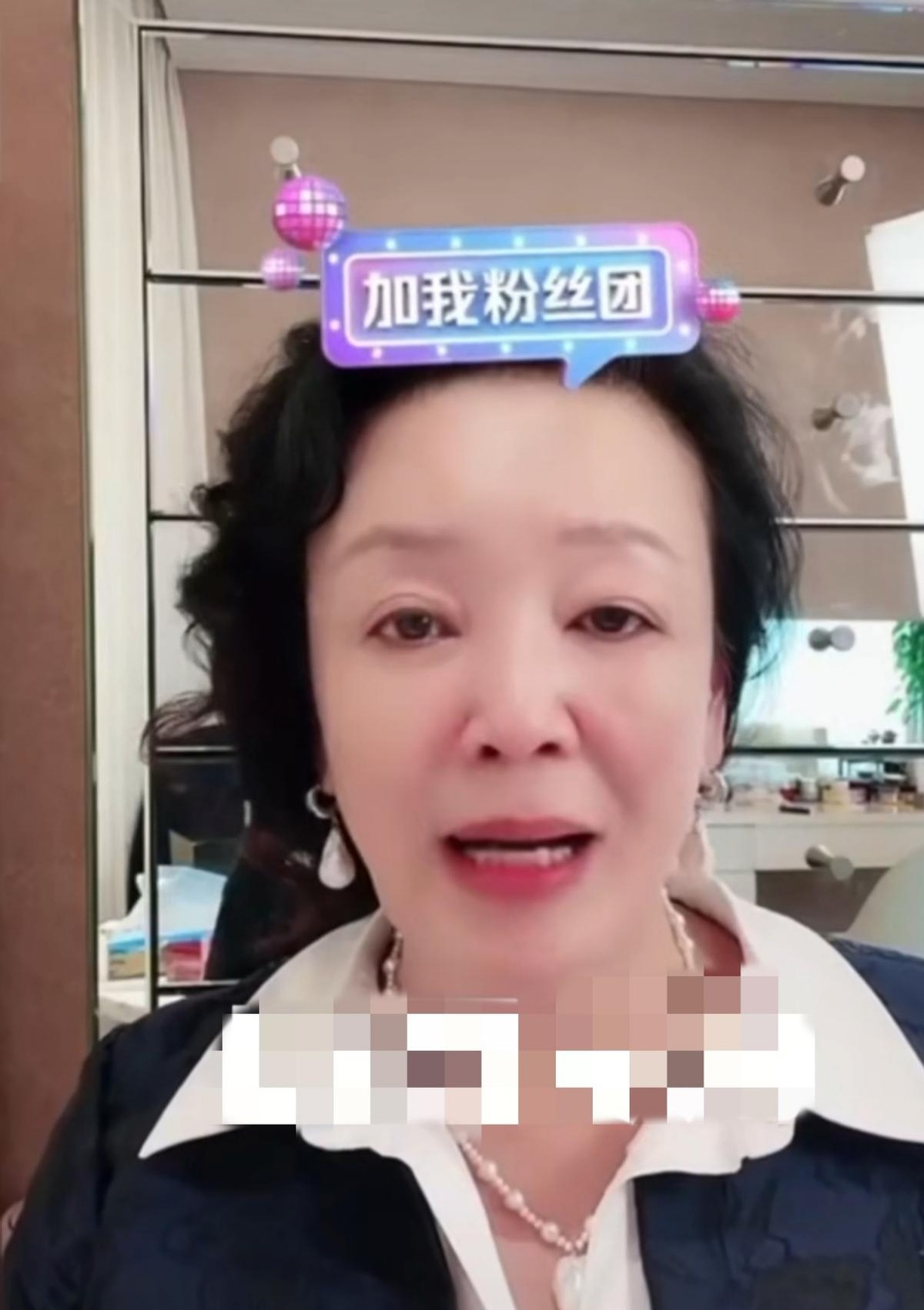 63岁张兰直播提汪小菲罕落泪，与友聚餐发生争执，被摁地掐脖暴打