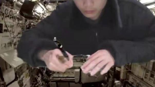 网课可以自设“背景图”，学生假装自己在国外上课，老师忍俊不禁