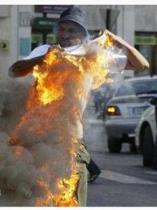 人体自燃谜团：学术界较为公认的一种解释是“灯芯效应”