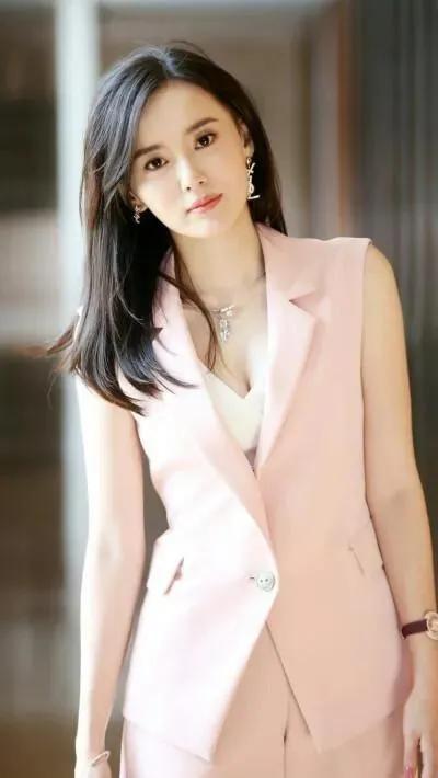 江铠同貌美如花，气质优雅