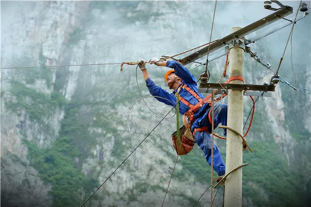 14亿国人全民通电,18根电杆只为1户供电,中国电网能赚多少钱?