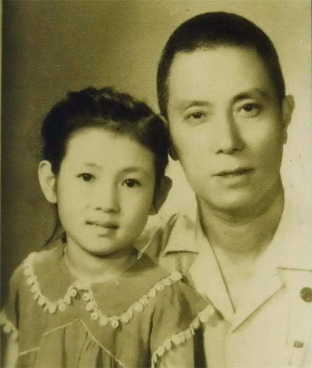 女儿刚刚夭折，丈夫就迷上貌美校花，妻子成全，他却牵挂妻子一生