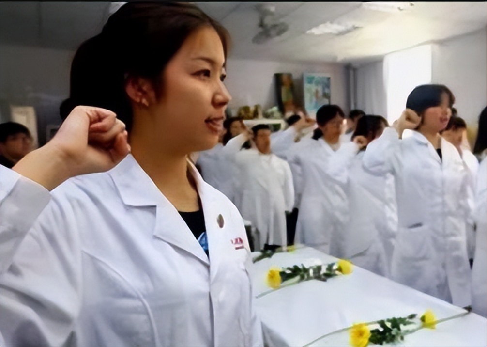 西安研二女生在寝室自尽，堂弟曝光生前聊天记录，称内容不堪入耳