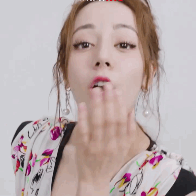 万茜嘟嘴，热巴、吴宣仪眨眼，女星油起来和男星简直不相上下