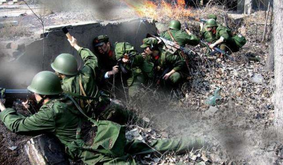 2005年独臂父亲参加家长会被笑话，校长发现父亲是救命恩人后下跪