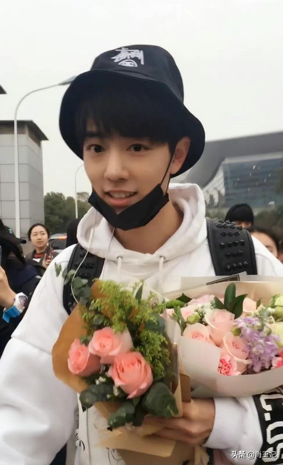 桃桃的一组生图,肖战的眼睛真好看,灵气逼人鲜花与少年绝配