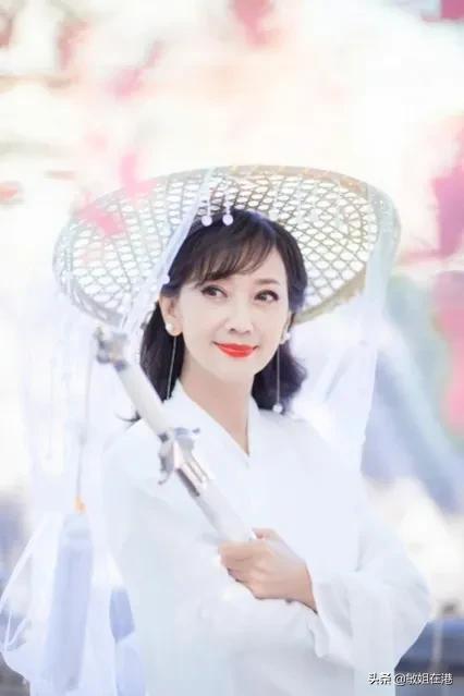 赵雅芝：不老女神笑容甜美，高贵大方，气质太迷人了