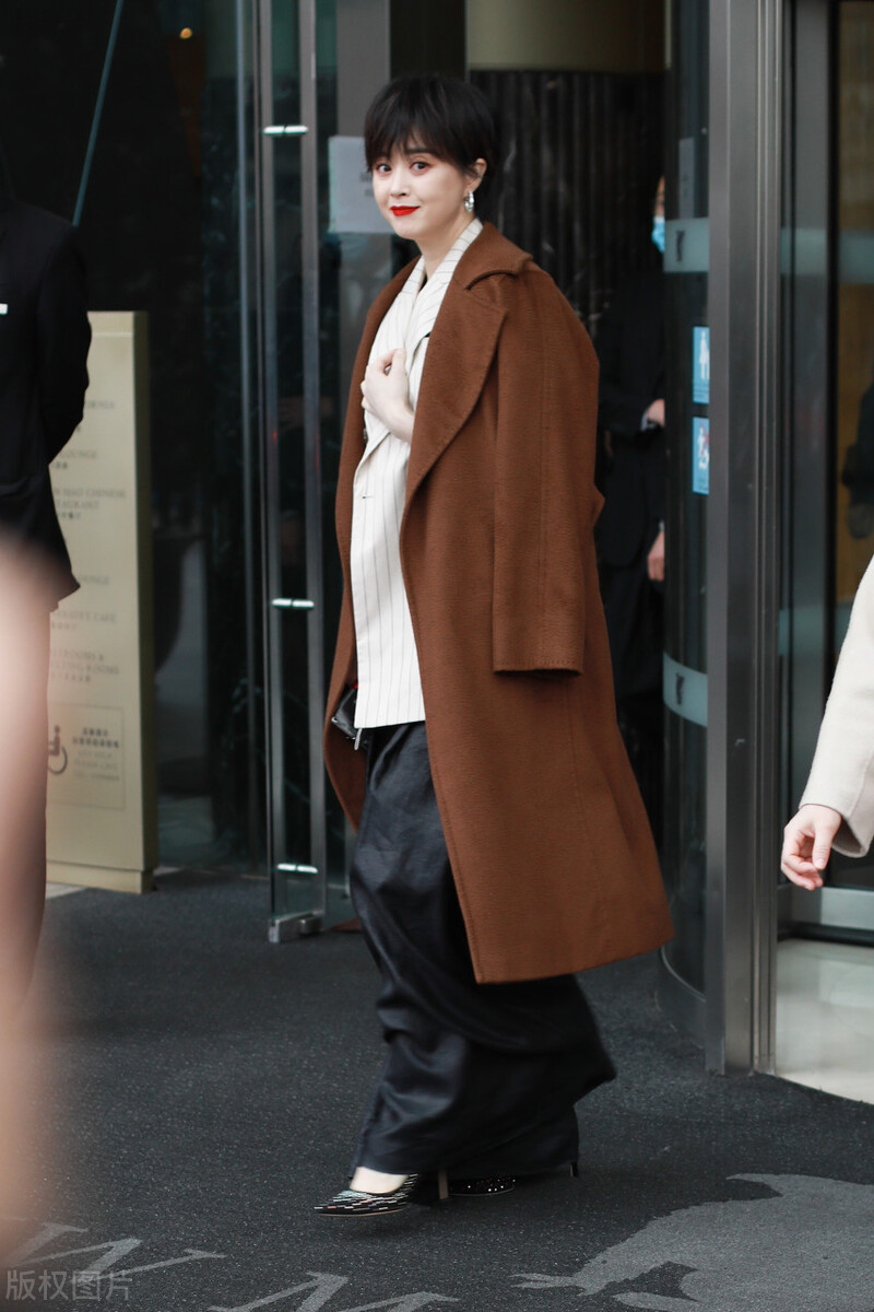 蒋欣霸道女总裁的穿搭风范