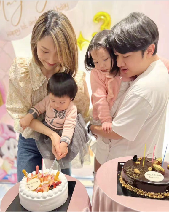 王祖蓝晒照为女儿庆生，李亚男太高气场强，小女儿大眼睛呆萌可爱