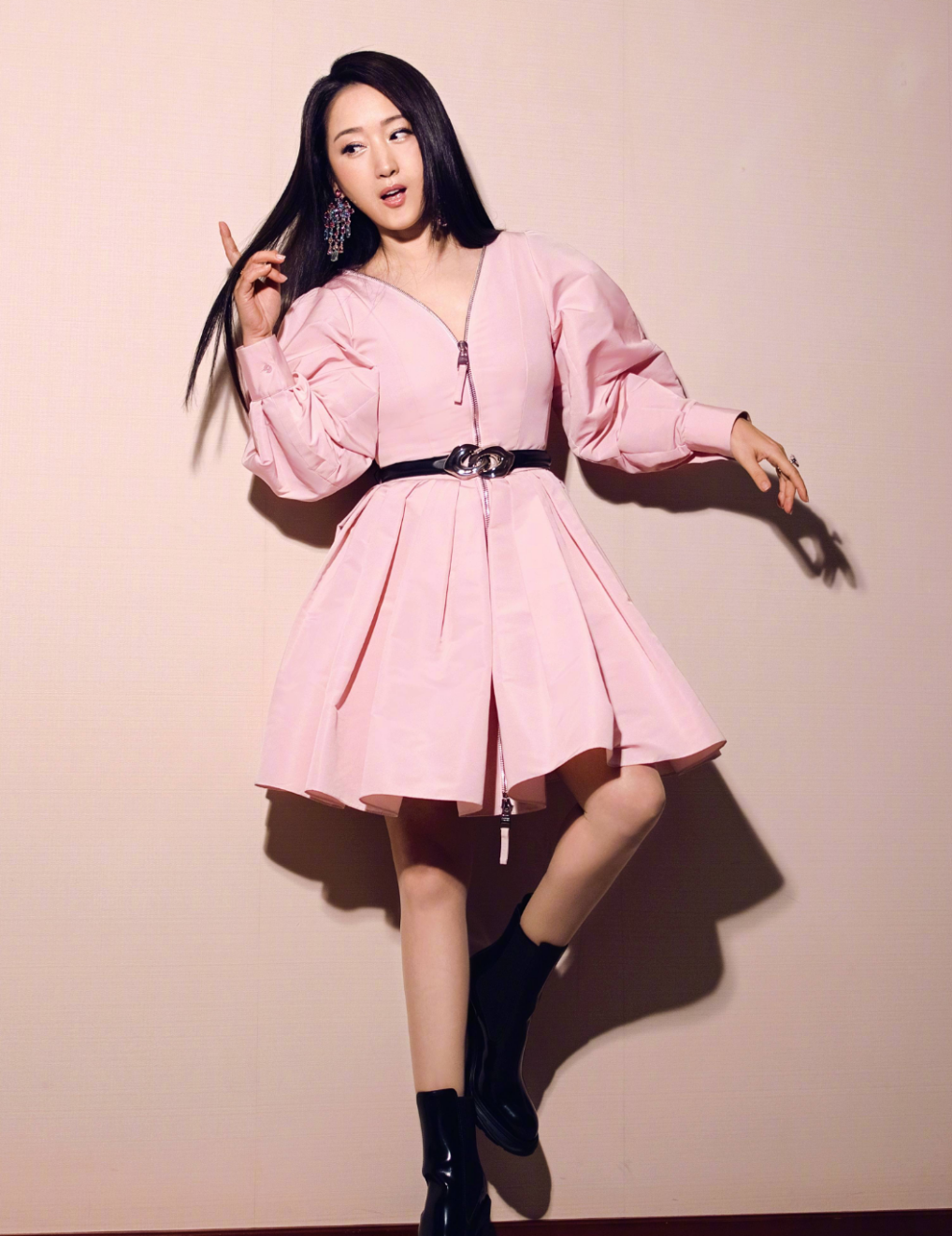 杨钰莹挑战性感风，穿v领短裙肋骨明显，50岁黑发浓密容颜未变