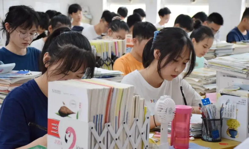 高三学生的坏消息，2022或成“高考最难年”，部分学生无缘本科