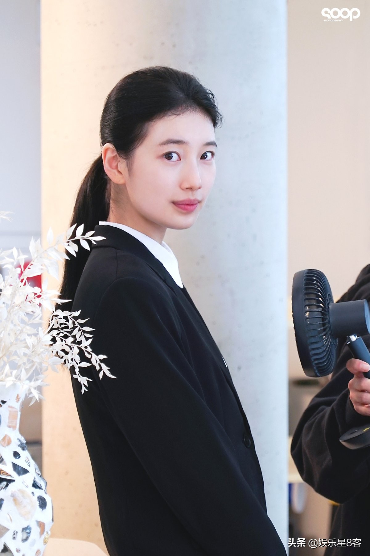 在草根人生里,连制服一般分到的社团连帽衫都能完美消化,是安娜还是诱