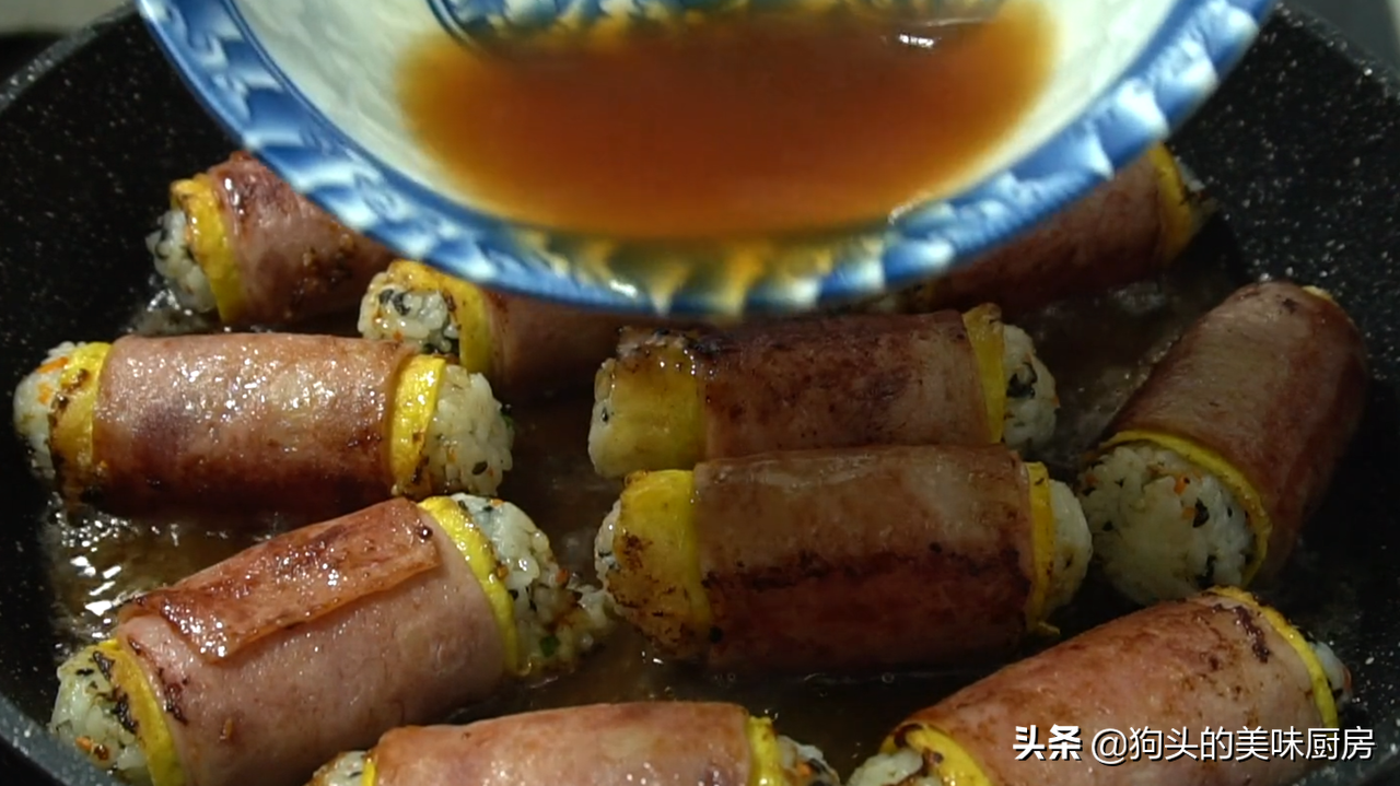 吃不完的米饭试试这样做，加三个鸡蛋，有菜有肉，营养又健康