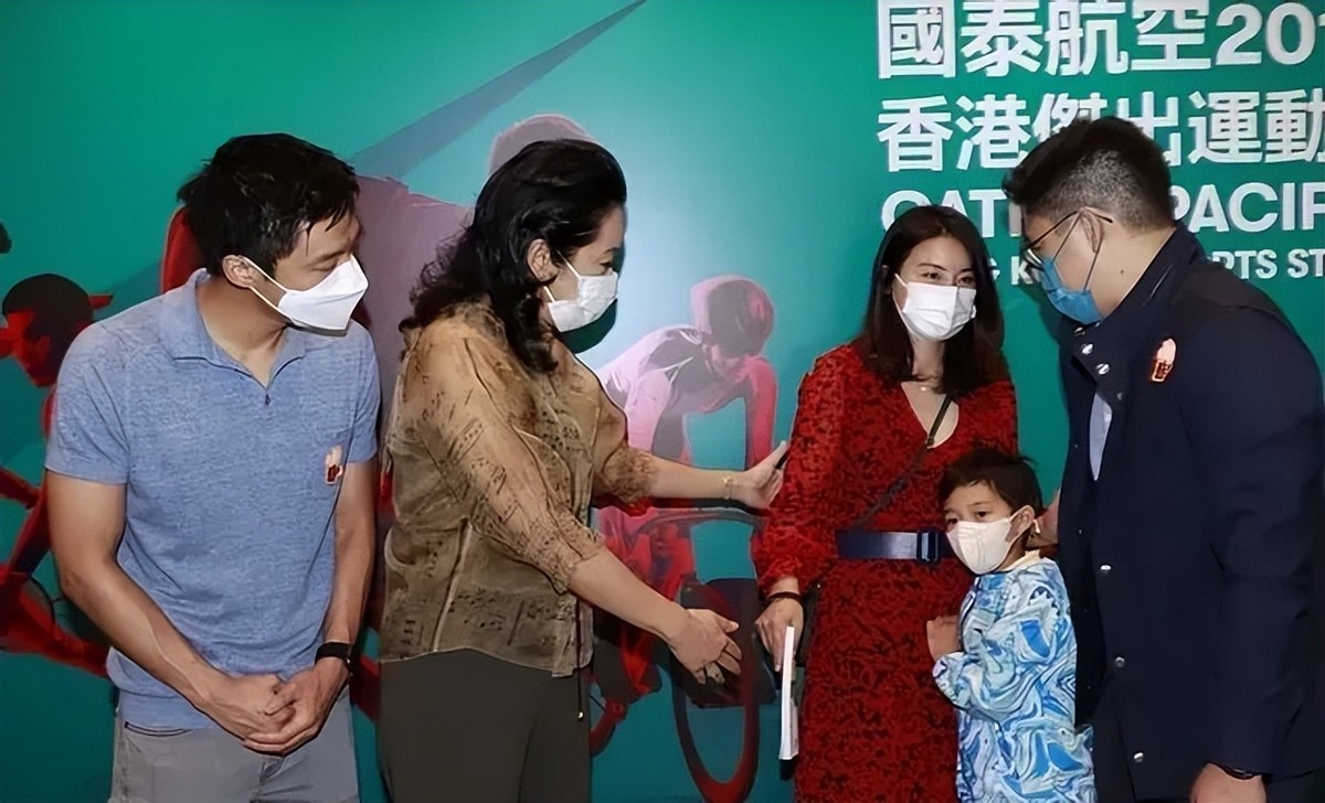 郭晶晶罕见与婆婆同现活动，她印花红裙温柔似水，婆婆一看就强势