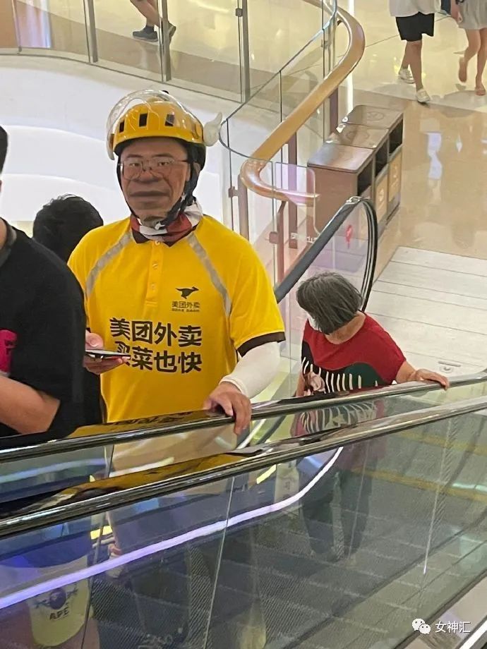 井柏然刘雯牵手视频意外流出，恋情实锤？网友评论亮瞎眼