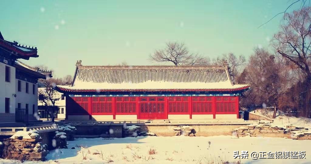 同样是屋面瓦，水泥瓦几年就要翻新，金属瓦能用50年