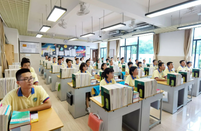 他曾在高考率先走出考场，本以为是个“青铜”，通知书却打脸众人