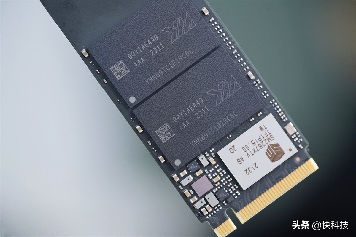 长江存储PC300 1TB版图赏：飚出3.9GB/s