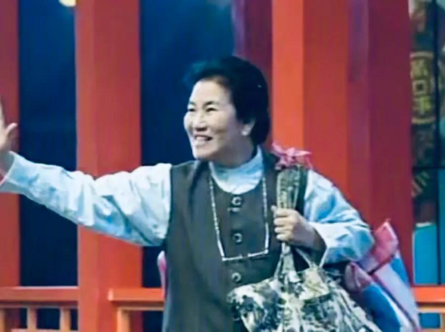 泪目！赵丽蓉去世22周年，儿子回故居悼念：妈，我看您来了