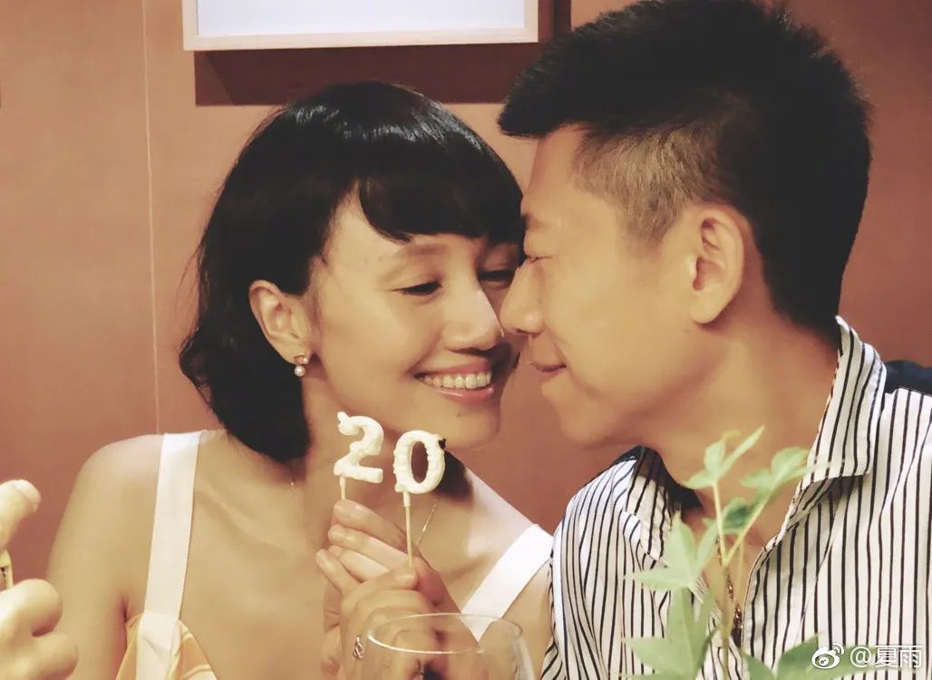 明星亲密被偷拍：马思纯捧脸亲吻，周冬雨忘拉窗帘，袁泉夏雨温馨