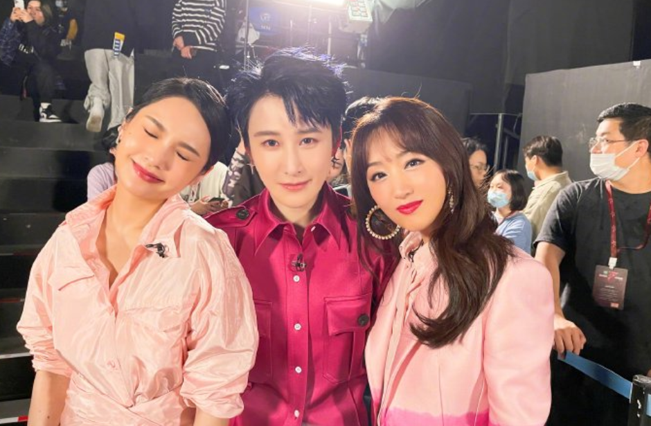 杨钰莹挑战性感风，穿v领短裙肋骨明显，50岁黑发浓密容颜未变