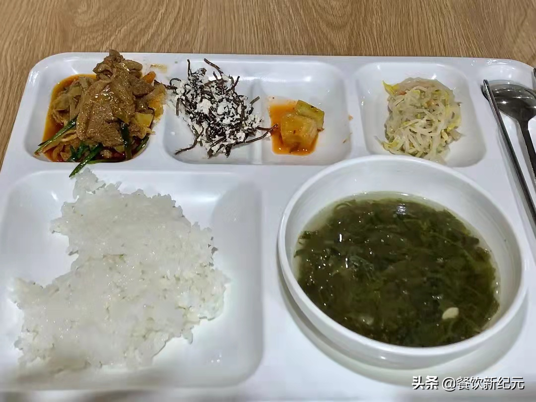 在韩留学生晒食堂“咸菜”三餐，清汤寡水全是泡菜，网友：没食欲