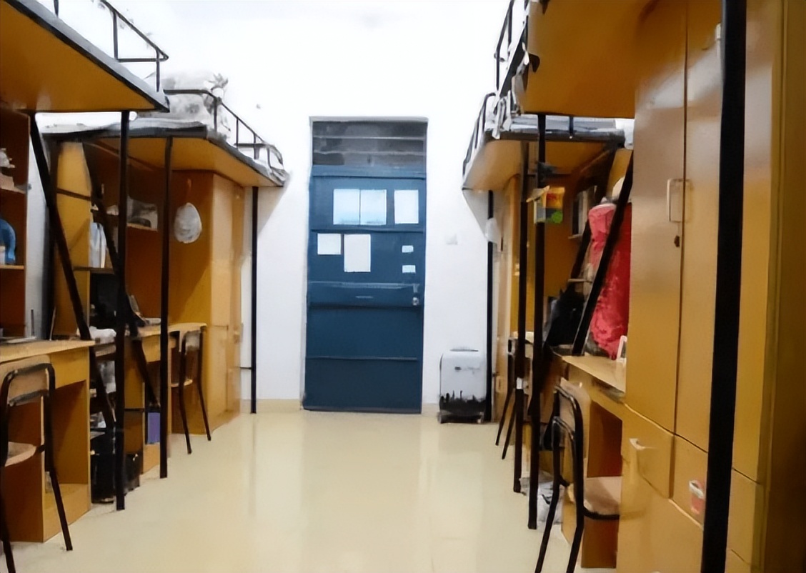 大学生宿舍装修风格走红，不接地气接“地府”，老师看后一身冷汗